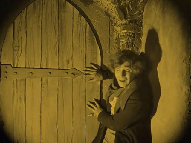 À minuit, le comte Orlok se réveille, et il a soif ; Hutter l’aperçoit à travers l’entrebaillement d’une porte, mais par où donc pourrait-il fuir ?
