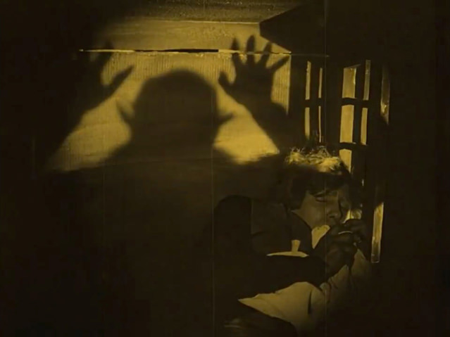 L’ombre menaçante de Nosferatu s’abat sur le pauvre Hutter, terrorisé