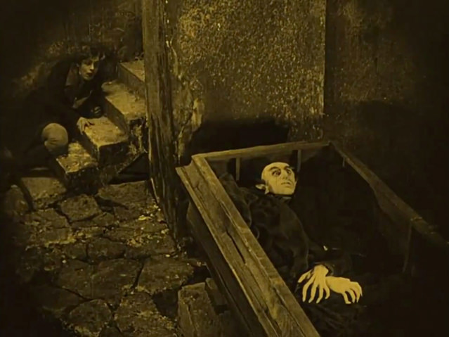Hutter découvre avec effroi que le comte Orlok repose dans la journée dans une crypte, dans une caisse en bois ressemblant fort à un cercueil…