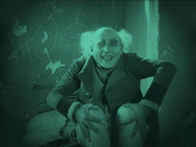Knock, interné pour folie au sanatorium, ressent l’arrivée du comte Orlok, celui qu’il appelle “le Maître”