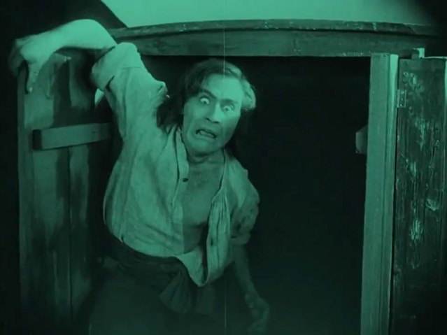 Le matelot, tiré de son sommeil par la silhouette fantômatique de Nosferatu, quitte son hamac et se précipite sur le pont