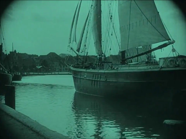 Un beau jour, ou plutôt une belle nuit, l’Empusa, désert, entre dans le port de Wisborg