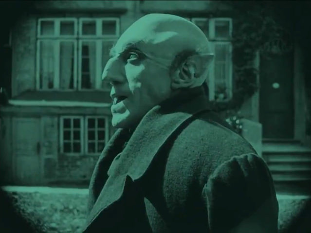 Devant la maison de Hutter et Ellen, Nosferatu s’arrête un instant, comme pour humer avec délices la désolation qu’il amène dans son sillage