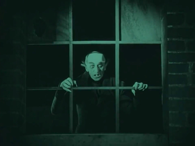 Le hideux Nosferatu regarde fixement la fenêtre de la chambre d’Ellen