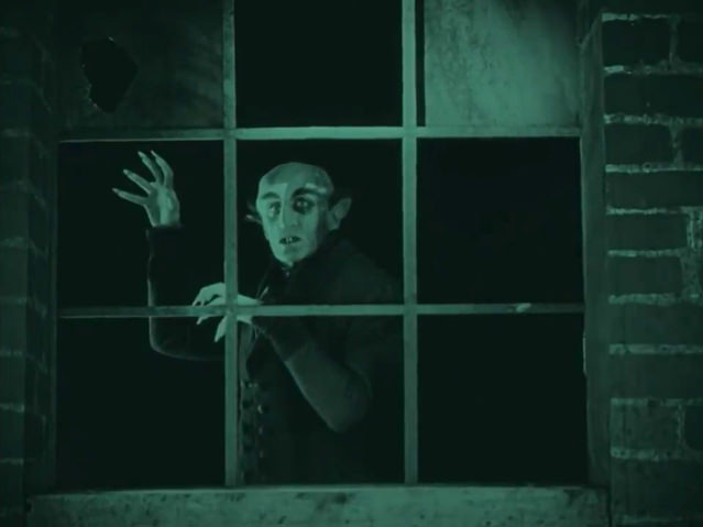 Avec une infinie lenteur, comme glissant spectralement, le comte Orlok quitte sa fenêtre
