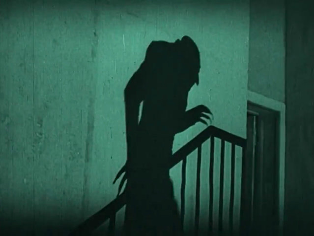 L’ombre de Nosferatu gravit les marches de l’escalier qui le mène à la chambre d’Ellen