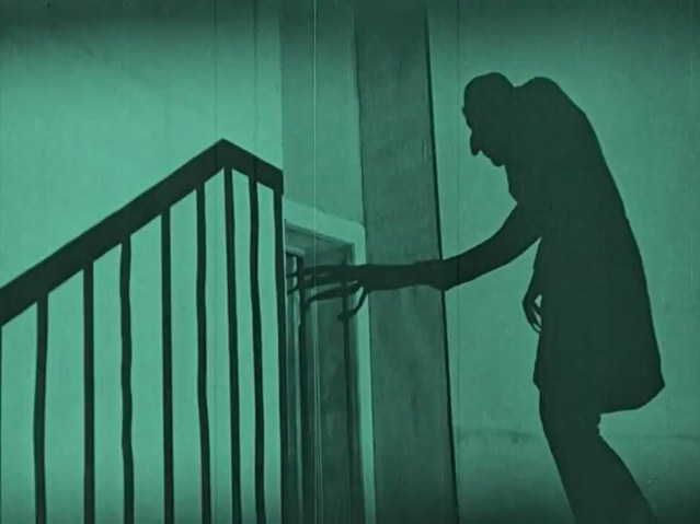 L’ombre bossue, griffue et crochue du comte Orlok ouvre la porte…