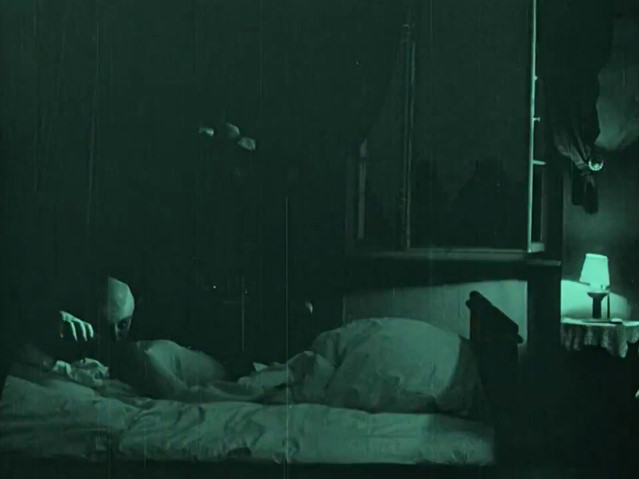 Toute la nuit, Nosferatu se délecte du sang d’Ellen