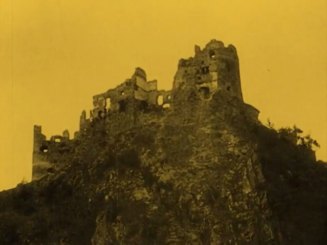 Alors, le château de feu le comte Orlok, transpercé par la lumière du jour, est délivré de ses maléfices…