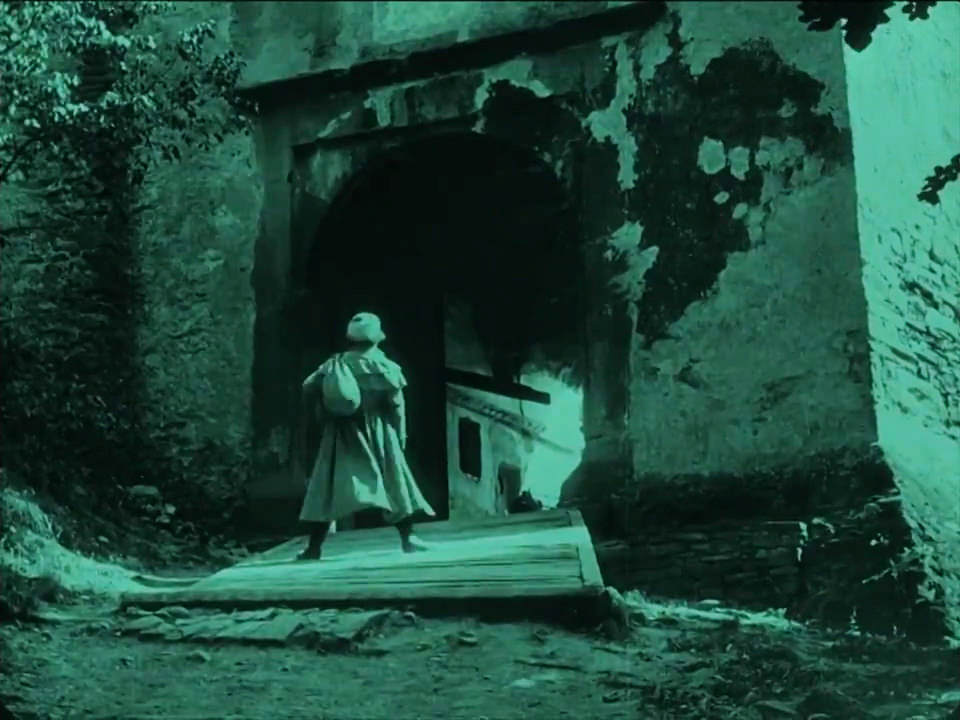 Hutter s’apprête à franchir les portes du château du comte Orlok… Il ne sait pas encore quels cauchemars l’attendent dans l’antre du vampire, dans le film “Nosferatu, Une Symphonie de l’Horreur”