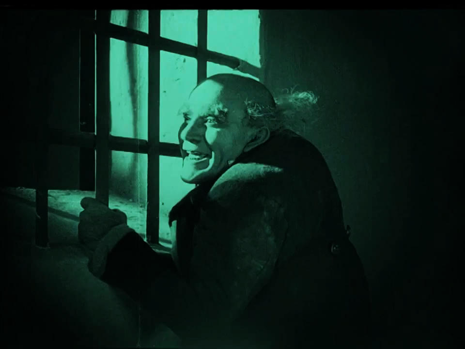 Knock, l’agent immobilier dément, pour lequel travaille Hutter, ici sous l’emprise de Nosferatu. Il attend l’arrivée du Maître… dans “Nosferatu, Une Symphonie de l’Horreur”