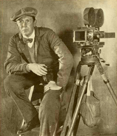 Friedrich Wilhelm Murnau sur un plateau de cinéma au cours d'un tournage